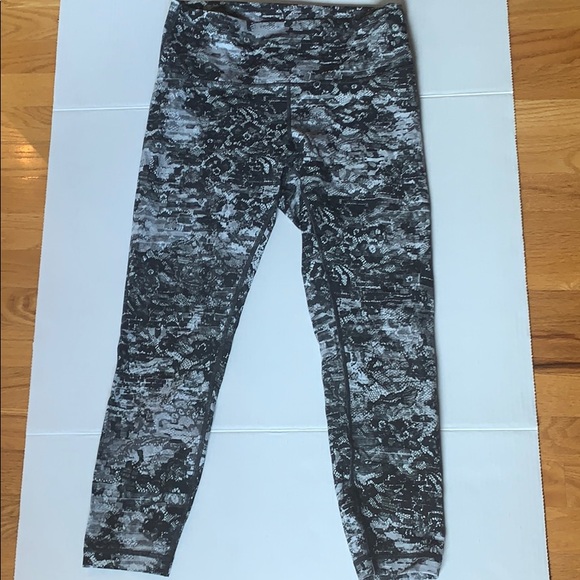 BNWOT Lululemon capris leggings! - Picture 1 of 4